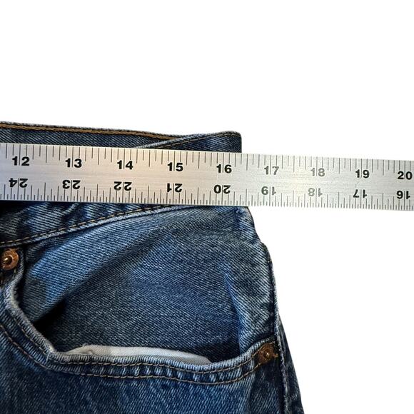 Levi’s 550 Jeans in a size 34 x 34 (Measure 33 x 33) - Picture 4 of 6